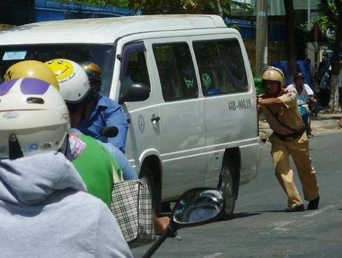 Đà Nẵng: Ô tô chết máy trước cổng trường thi