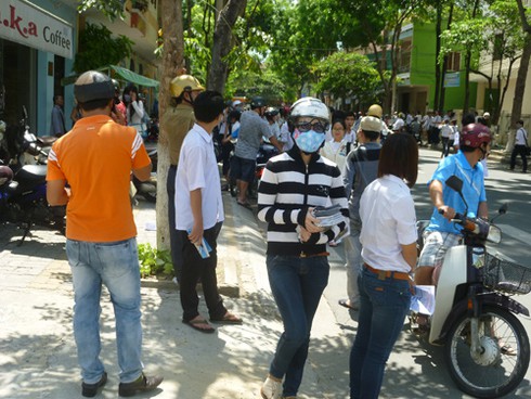 Đà Nẵng: Ô tô chết máy trước cổng trường thi