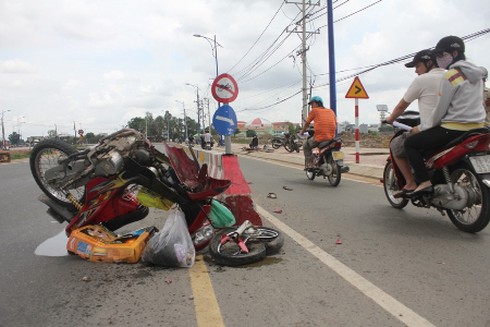 Xe đâm dải phân cách, 3 người trong gia đình nhập viện