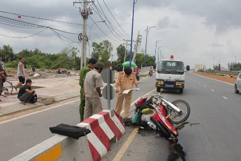 Xe đâm dải phân cách, 3 người trong gia đình nhập viện