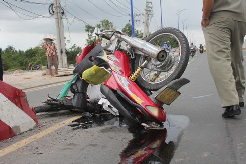 Xe đâm dải phân cách, 3 người trong gia đình nhập viện