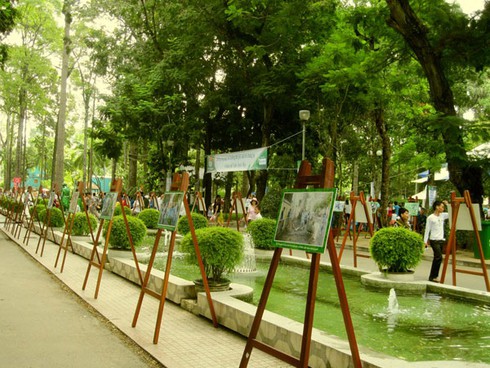 Cùng thanh niên làm thời trang tái chế, trồng cây