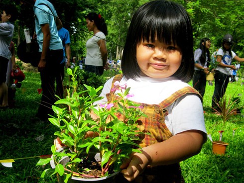 Cùng thanh niên làm thời trang tái chế, trồng cây