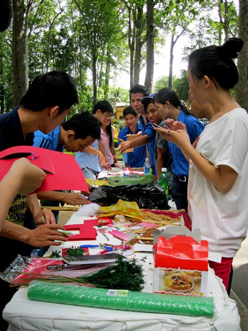 Cùng thanh niên làm thời trang tái chế, trồng cây
