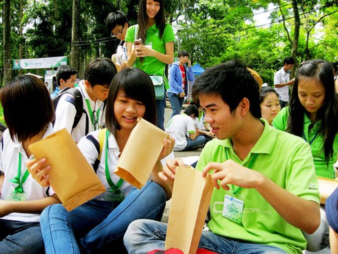 Cùng thanh niên làm thời trang tái chế, trồng cây