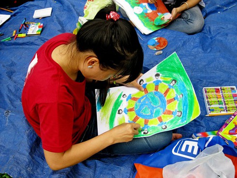 Cùng thanh niên làm thời trang tái chế, trồng cây