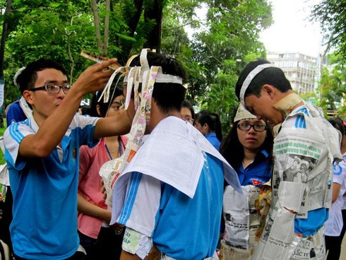 Cùng thanh niên làm thời trang tái chế, trồng cây