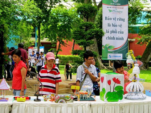 Cùng thanh niên làm thời trang tái chế, trồng cây