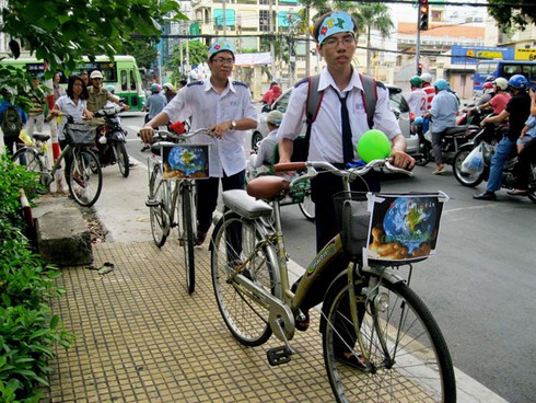 Cùng thanh niên làm thời trang tái chế, trồng cây