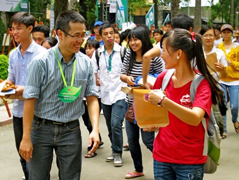Cùng thanh niên làm thời trang tái chế, trồng cây