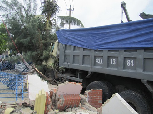 Xe tải ủi sập tường doanh trại hải quân: 3 người tử nạn