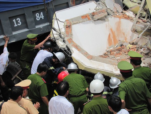 Xe tải ủi sập tường doanh trại hải quân: 3 người tử nạn