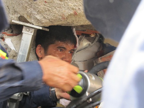 Xe tải ủi sập tường doanh trại hải quân: 3 người tử nạn