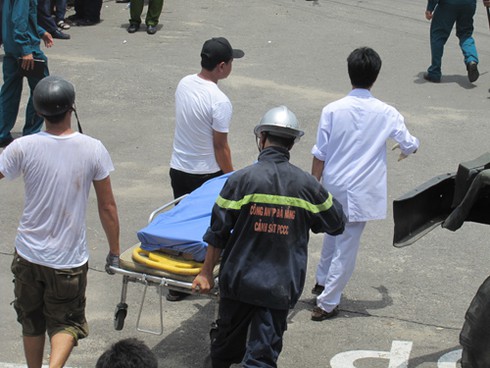 Xe tải ủi sập tường doanh trại hải quân: 3 người tử nạn