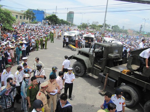 Xe tải ủi sập tường doanh trại hải quân: 3 người tử nạn