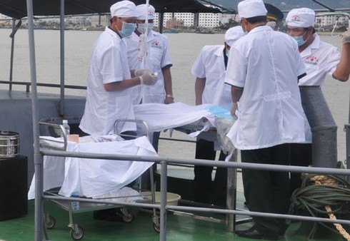 Bộ đội Biên phòng đánh trả 'tàu lạ' cứu ngư dân Đà Nẵng