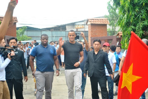 Kompany thích thú với nón lá Việt Nam