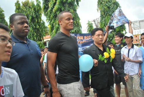 Kompany thích thú với nón lá Việt Nam