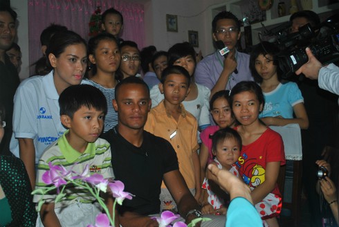 Kompany thích thú với nón lá Việt Nam