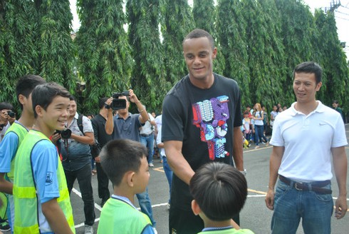 Kompany thích thú với nón lá Việt Nam