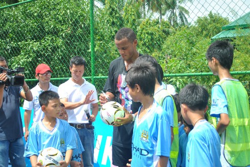 Kompany thích thú với nón lá Việt Nam