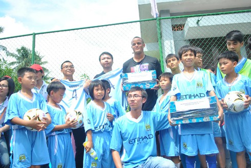 Kompany thích thú với nón lá Việt Nam