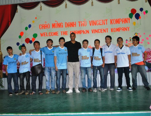 Kompany thích thú với nón lá Việt Nam