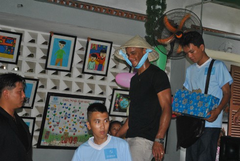 Kompany thích thú với nón lá Việt Nam