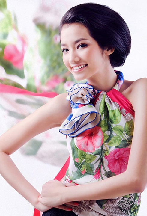 Sao Việt điệu đà với thời trang khăn lụa