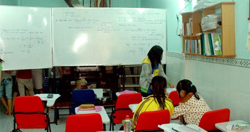 Các chủ lò luyện thi 'chui' bỏ trốn