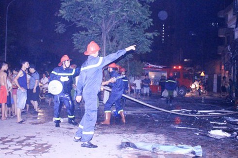 Cháy quán tẩm quất giữa đêm khuya