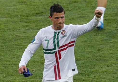 CR7 nhận điểm 4 trong trận Bồ Đào Nha - Đan Mạch