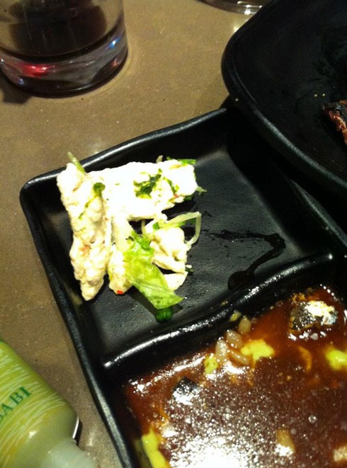 Sumo BBQ cho khách ăn salad “trộn”… giấy lau