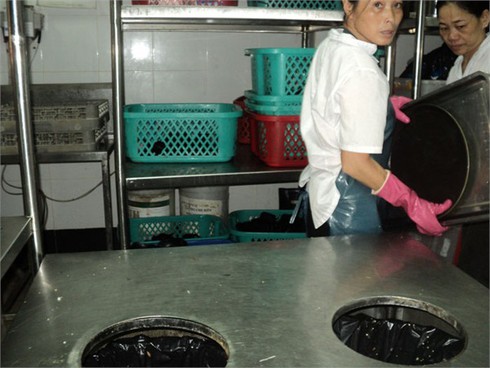 Sumo BBQ cho khách ăn salad “trộn”… giấy lau
