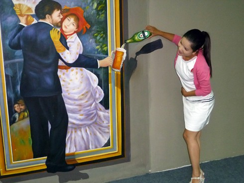 Nữ diễn viên Ngọc Trinh `co rúm` trước nanh vuốt đười ươi!