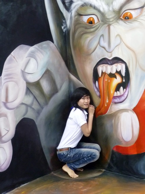 Nữ diễn viên Ngọc Trinh `co rúm` trước nanh vuốt đười ươi!