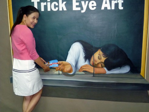 Nữ diễn viên Ngọc Trinh `co rúm` trước nanh vuốt đười ươi!