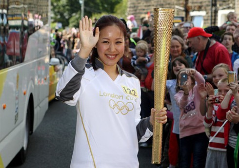 Hoa hậu Ngô Phương Lan xinh tươi rước đuốc Olympic