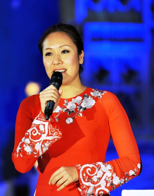 Hoa hậu Ngô Phương Lan xinh tươi rước đuốc Olympic