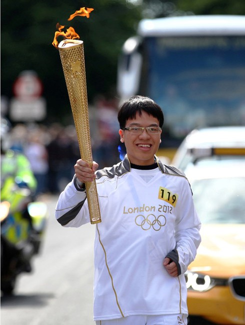 Hoa hậu Ngô Phương Lan xinh tươi rước đuốc Olympic