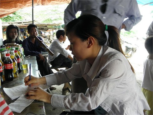 Công an Thường Tín giằng co với người vi phạm dẫn đến tai nạn