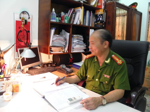 Công an Thường Tín giằng co với người vi phạm dẫn đến tai nạn
