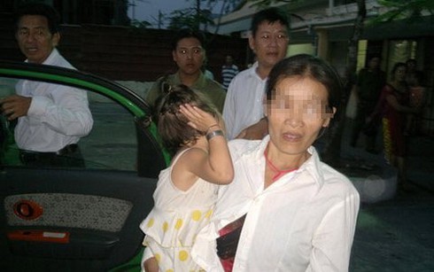 Triệu tập bà nội bé gái nghi bị đánh đập