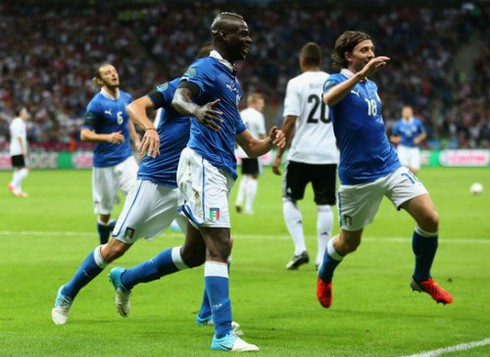 'Cậu bé hư' Balotelli ghi bàn thắng tặng mẹ