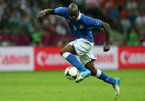 'Cậu bé hư' Balotelli ghi bàn thắng tặng mẹ