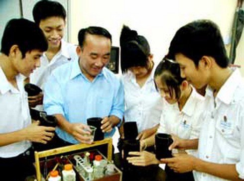 8 năm hướng dẫn học trò đạt 19 danh hiệu, không có tiền đi nhận giải