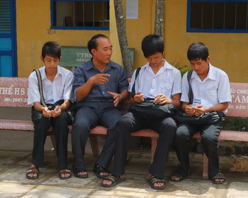 8 năm hướng dẫn học trò đạt 19 danh hiệu, không có tiền đi nhận giải