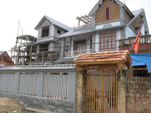 Tiêu tiền như ở Chu Minh thì núi vàng to như Ba Vì cũng hết