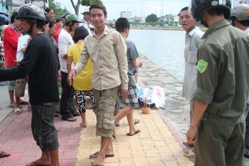 Thanh niên tử vong dưới kênh khi chạy trốn