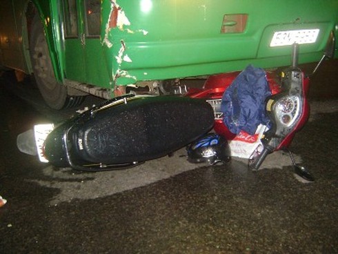 Đôi nam nữ trọng thương vì xe bus đâm ngang